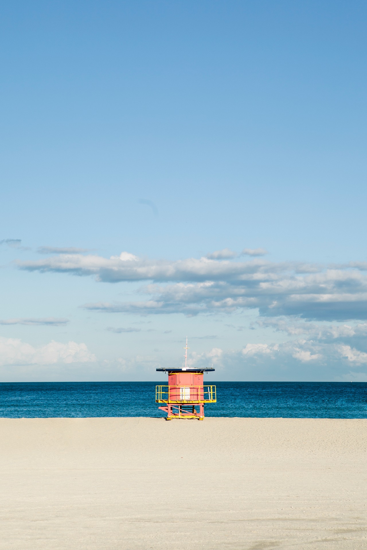 AuraNorthMiamiBeach_LuxuryApartmentCommunity_Beach